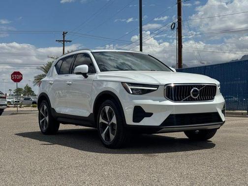 2025 Volvo XC40 B5 Core Bright Theme