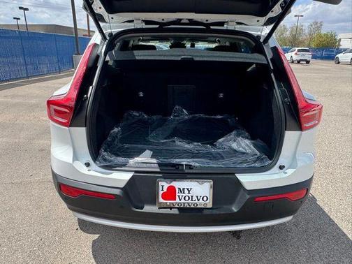 2025 Volvo XC40 B5 Core Bright Theme