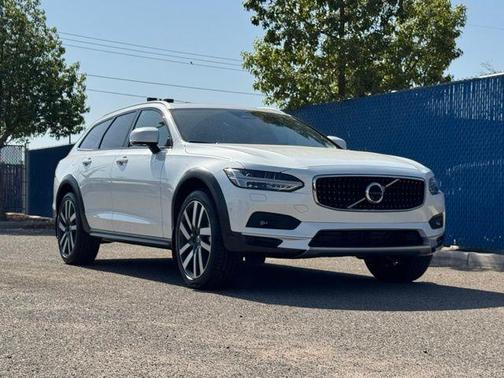 2026 Volvo V90 Cross Country B6 Ultra