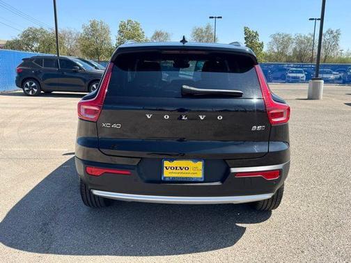 2025 Volvo XC40 B5 Core Bright Theme