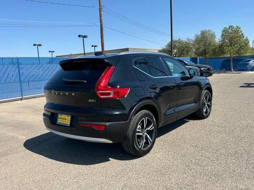 2025 Volvo XC40 B5 Core Bright Theme