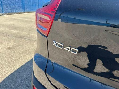 2025 Volvo XC40 B5 Core Bright Theme