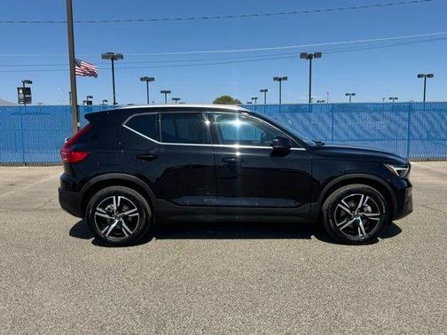 2025 Volvo XC40 B5 Core Bright Theme