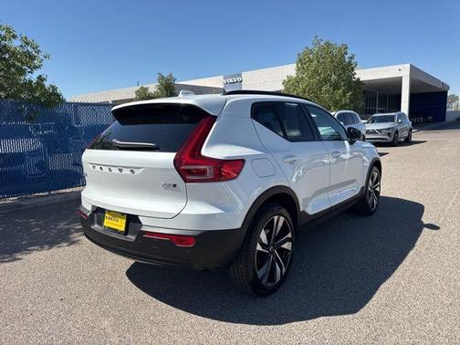 2025 Volvo XC40 B5 Plus Dark Theme