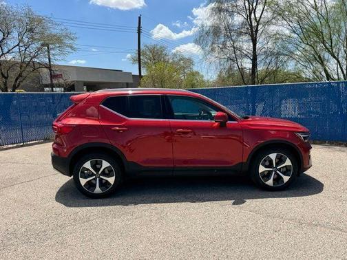 2023 Volvo XC40 B5 Plus Bright Theme