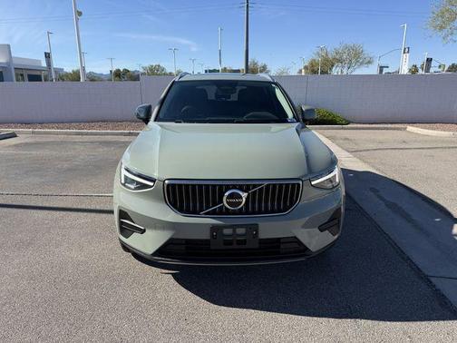 2025 Volvo XC40 B5 Core Bright Theme
