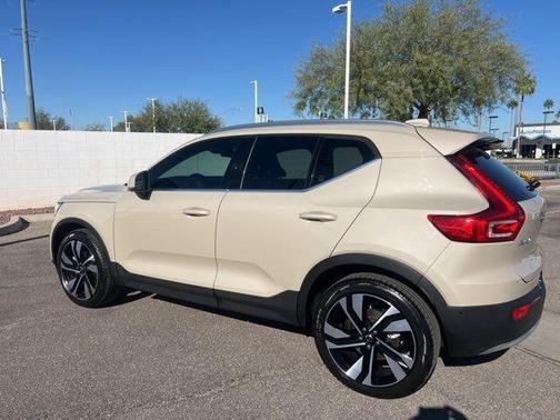 2025 Volvo XC40 B5 Ultra Bright Theme