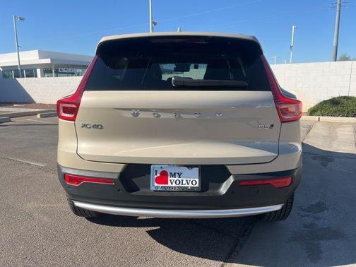 2025 Volvo XC40 B5 Ultra Bright Theme