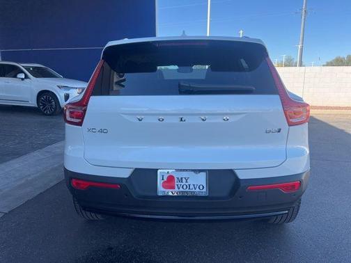 2025 Volvo XC40 B5 Ultra Dark Theme