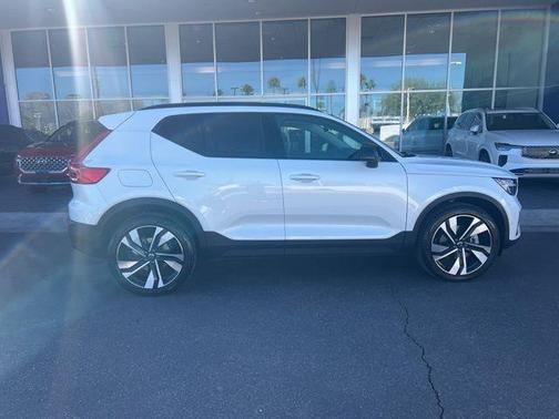 2025 Volvo XC40 B5 Ultra Dark Theme