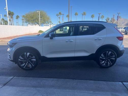 2025 Volvo XC40 B5 Ultra Dark Theme