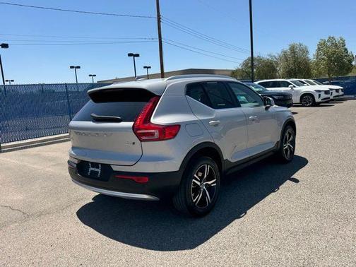 2025 Volvo XC40 B5 Core Bright Theme