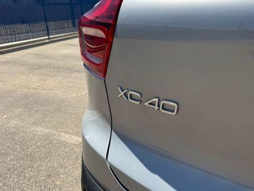 2025 Volvo XC40 B5 Core Bright Theme