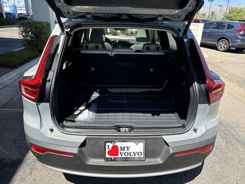 2025 Volvo XC40 B5 Plus Bright Theme