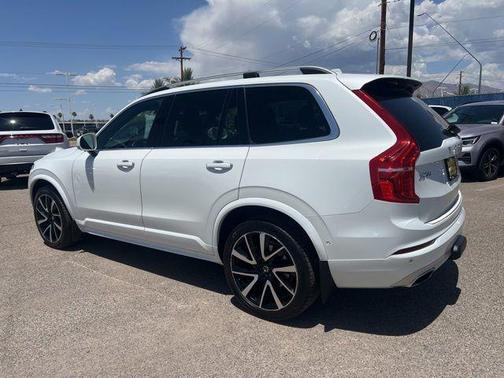 Crystal White Pearl 2019 Volvo XC90 T6 Momentum