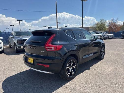 2025 Volvo XC40 B5 Core Bright Theme