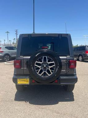 Granite Crystal Clearcoat Metallic 2025 Jeep Wrangler Sahara
