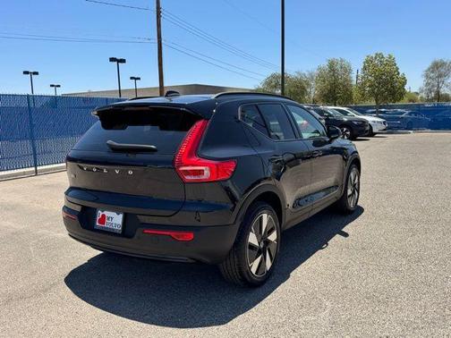 2025 Volvo EX40 Twin Motor Core