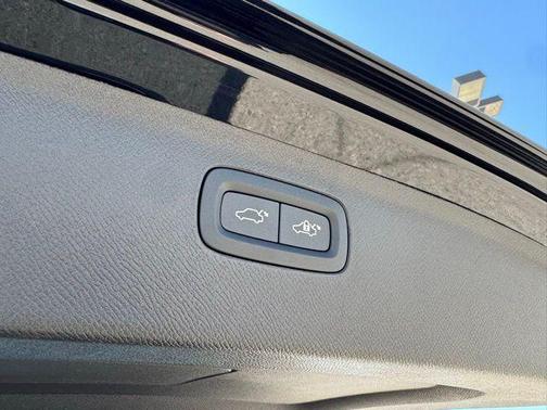 2025 Volvo XC90 Plug-In Hybrid T8 Ultra 6-Seater