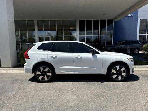 2025 Volvo XC60 Plug-In Hybrid T8 Plus