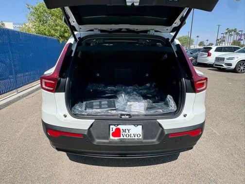 2025 Volvo XC40 B5 Plus Dark Theme