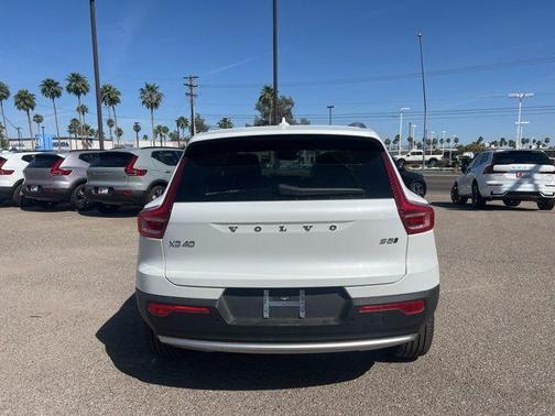 2025 Volvo XC40 B5 Core Bright Theme