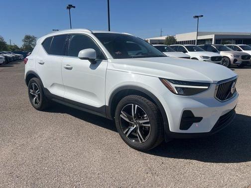 2025 Volvo XC40 B5 Core Bright Theme