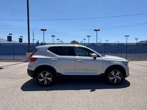 2025 Volvo XC40 B5 Core Bright Theme