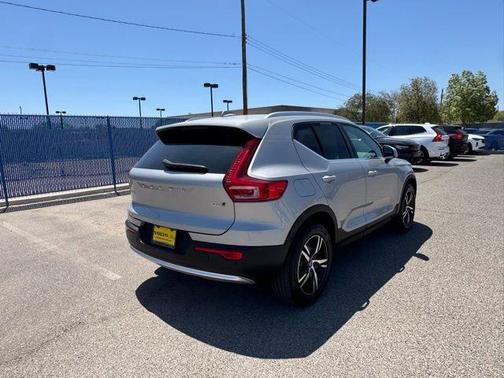 2025 Volvo XC40 B5 Core Bright Theme