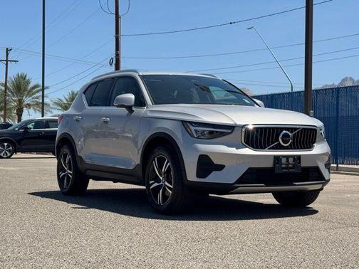 2025 Volvo XC40 B5 Core Bright Theme