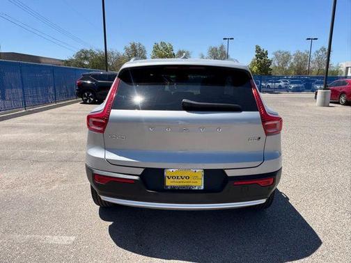 2025 Volvo XC40 B5 Core Bright Theme