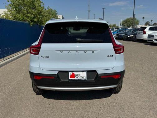 2025 Volvo XC40 B5 Ultra Bright Theme