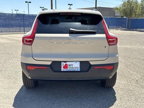 2025 Volvo XC40 B5 Ultra Dark Theme