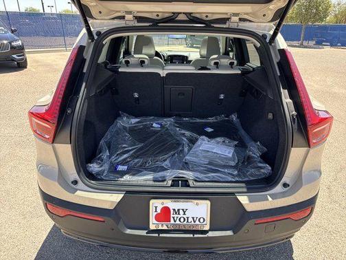 2025 Volvo XC40 B5 Ultra Dark Theme