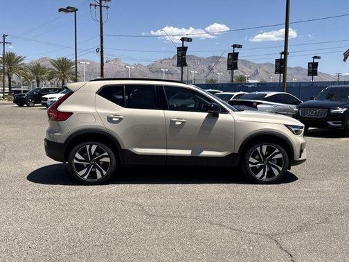 2025 Volvo XC40 B5 Ultra Dark Theme