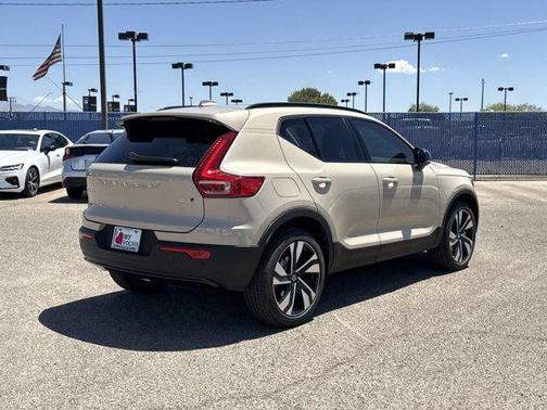 2025 Volvo XC40 B5 Ultra Dark Theme