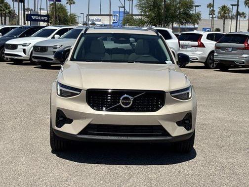 2025 Volvo XC40 B5 Ultra Dark Theme