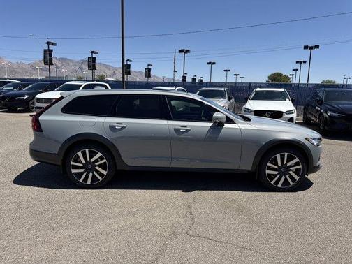 2025 Volvo V90 Cross Country B6 Plus