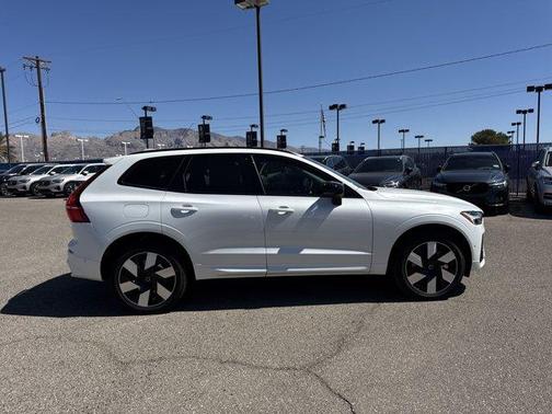 2025 Volvo XC60 Plug-In Hybrid T8 Plus
