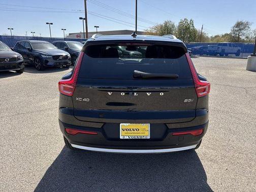 2025 Volvo XC40 B5 Core Bright Theme