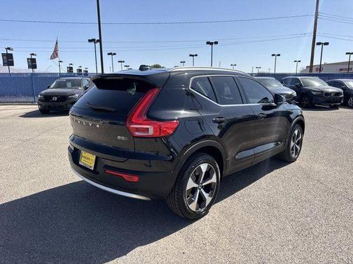2025 Volvo XC40 B5 Core Bright Theme