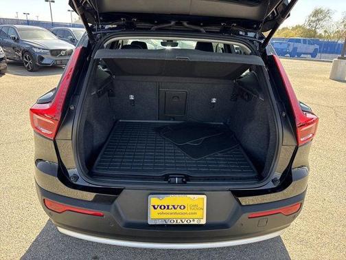 2025 Volvo XC40 B5 Core Bright Theme