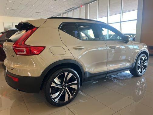 2026 Volvo XC40 B5 Ultra