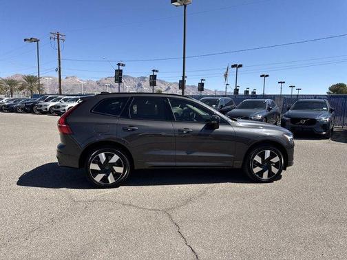 2025 Volvo XC60 Plug-In Hybrid T8 Plus