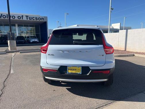 2025 Volvo XC40 B5 Core Bright Theme