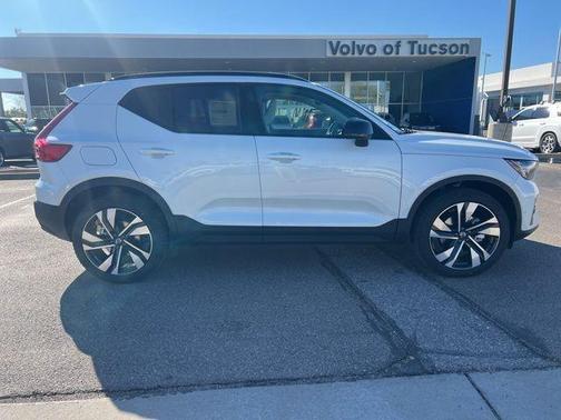 2026 Volvo XC40 B4 Plus