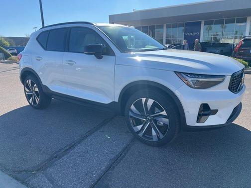 2026 Volvo XC40 B4 Plus