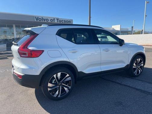 2026 Volvo XC40 B4 Plus