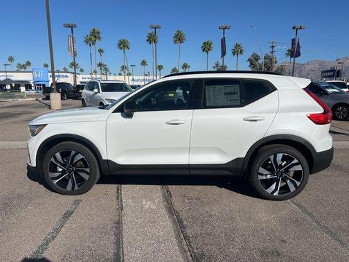 2026 Volvo XC40 B4 Plus