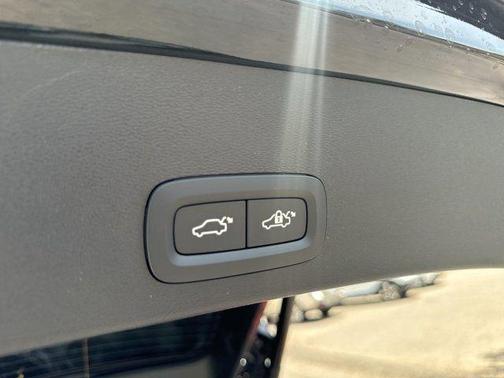 2024 Volvo XC40 B5 Plus Bright Theme